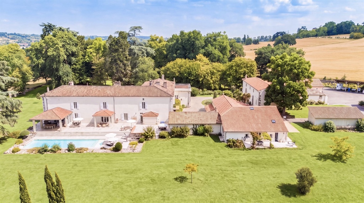 Petit Guilhem — vue aérienne du domaine et de la piscine